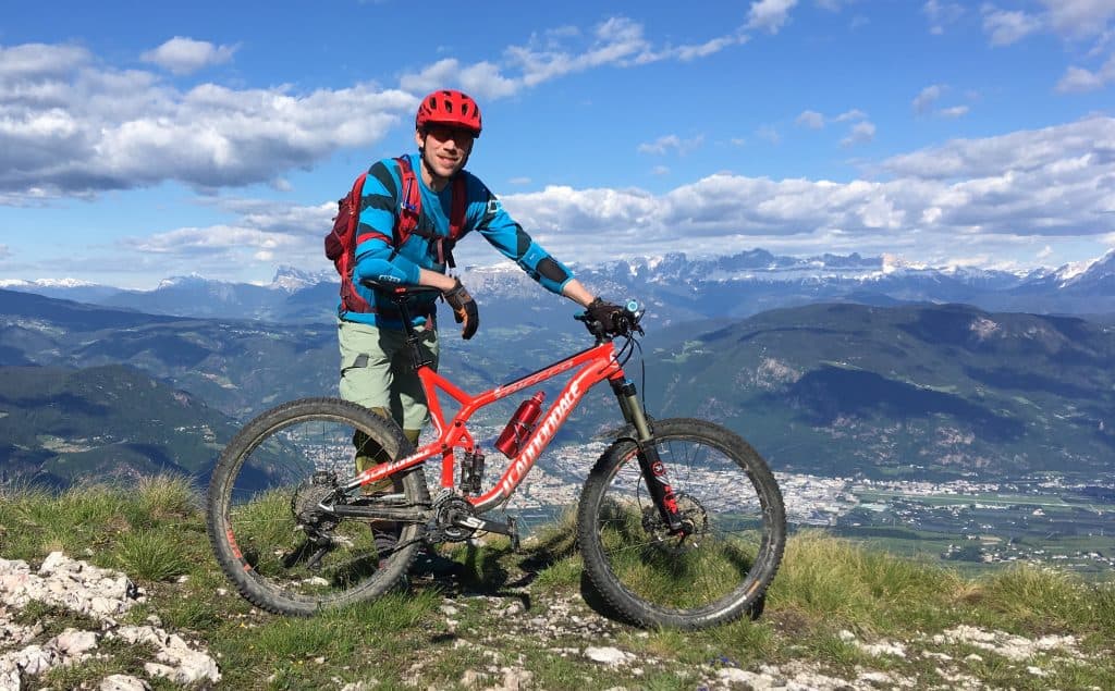 Markus mit MTB vor sonnigem Bergpanorama (Bozen und Dolomiten)